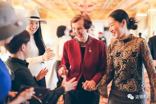 她為重慶打開(kāi)一扇世界禮儀修養(yǎng)的大門(mén)